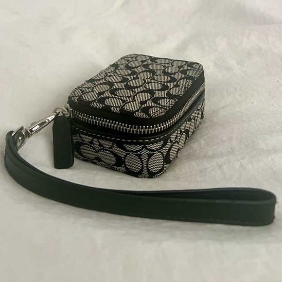 👑✅PRICE FIRM✅ Coach  Black and Gray Monogram Mini Pill Box Case. - Picture 10 of 14